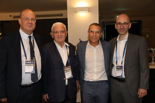 מימין: עו״ד דניאל פסרמן יו״ר-משותף STEP ישראל, ערן יעקב ראש רשות המיסים, עו״ד ד״ר אלון קפלן נשיא STEP ישראל ועו״ד מאיר לינזן יו״ר-משותף STEP ישראל, צילום: רונן מחלב
